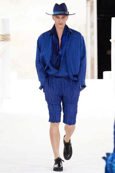 Look 18